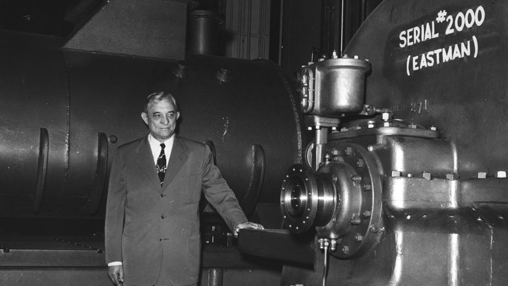 Willis Carrier junto a uma de suas máquinas