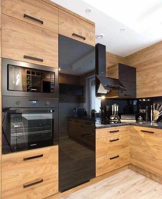 Cozinha decorada com móveis em madeira e na cor preta 