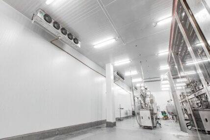 entro de refrigeração com isolamento térmico proporcionado pelos painéis isotérmicos