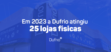 imagem de uma loja da Dufrio com um filtro azul por cima, e texto na cor branca: "Em 2023 a Dufrio atingiu 25 lojas físicas" e logotipo da Dufrio.